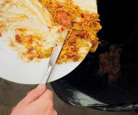 Buang sisa makanan ke tong sampah