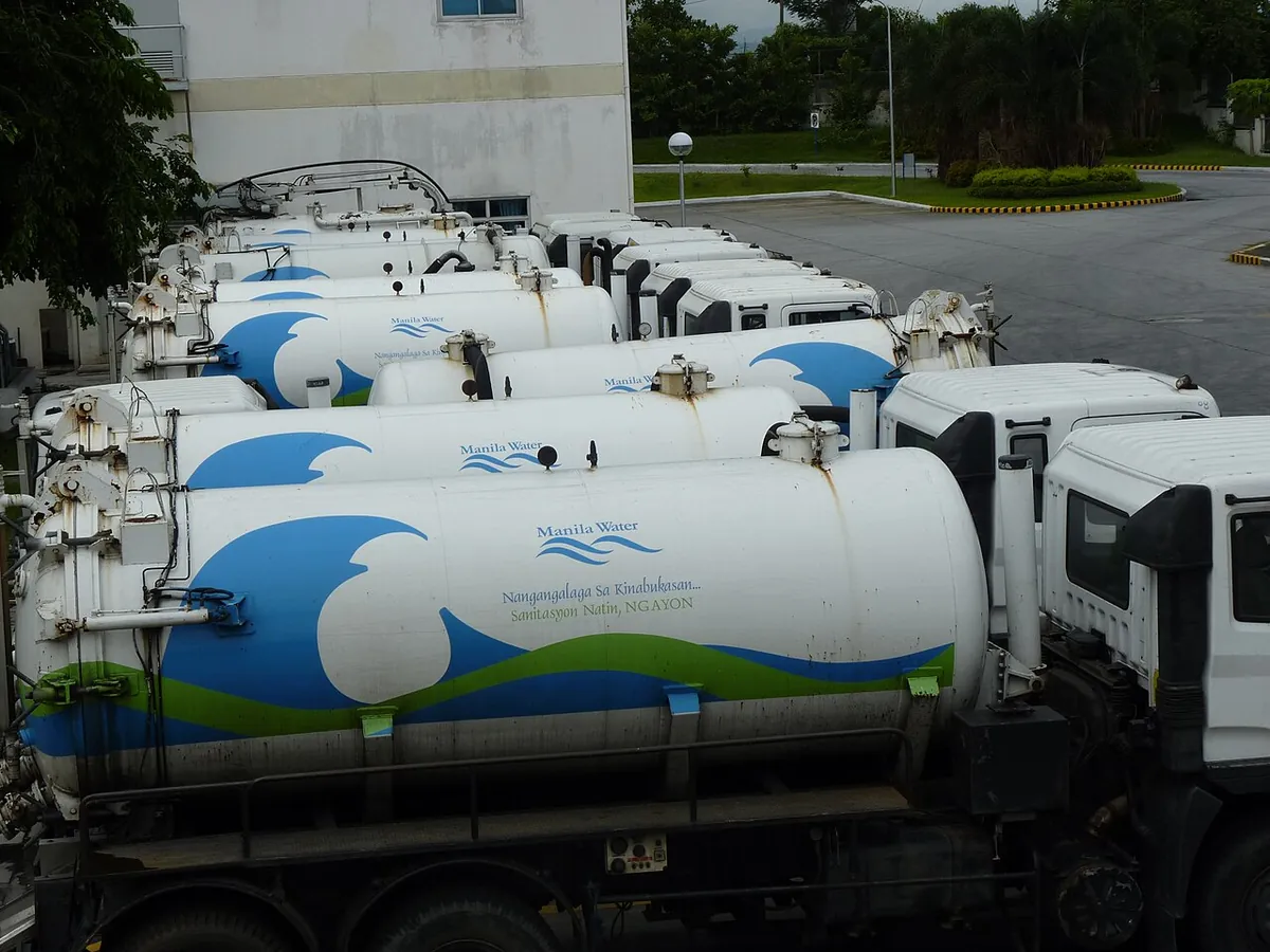 Armada truk tangki vakum untuk layanan sedot limbah di Krembangan Surabaya