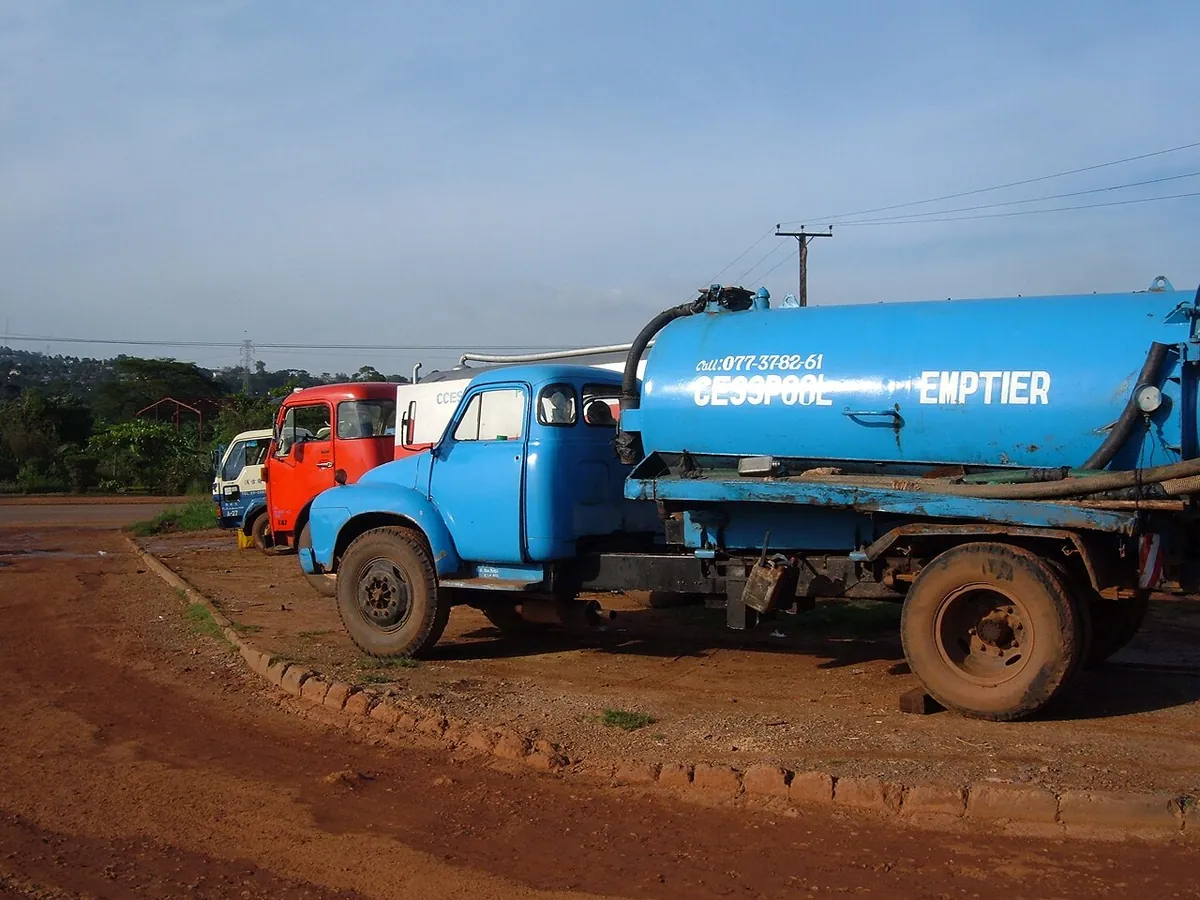 Truk tangki vakum penguras septic tank untuk layanan sedot WC di Gayungan Surabaya